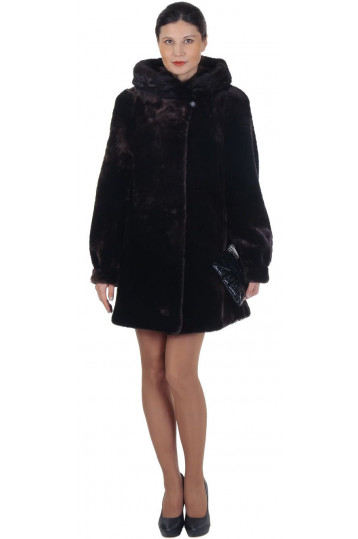 Укороченная мутоновая шуба-автоледи цвета горький шоколад